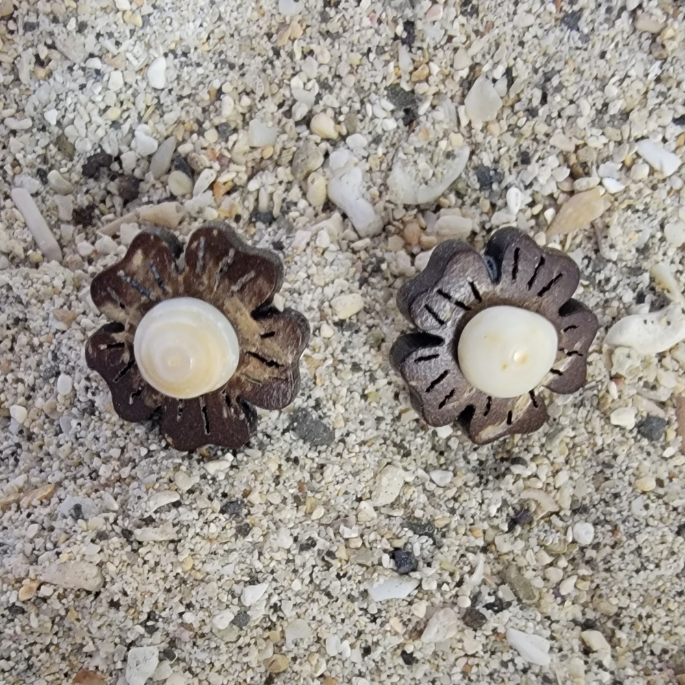 SS 925 Hawaiian Oahu Hawaii N. Shore Puka Shell w Carved Coconut Flower Earrings